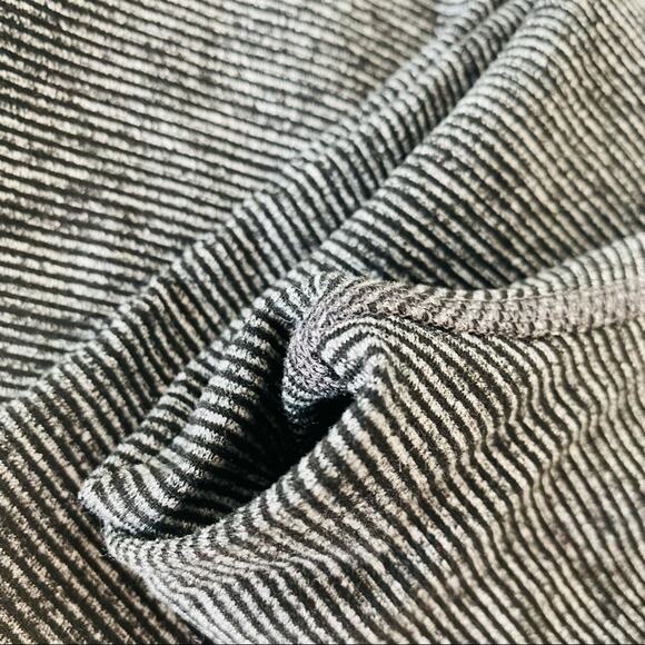 OLD NAVY ACTIVE Grey Black Go Dry Striped High Rise Ankle 7/8 Gym Leggings XS - Picture 5 of 8